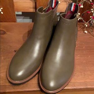 NWOT Hilfiger olive booties🥰🥰